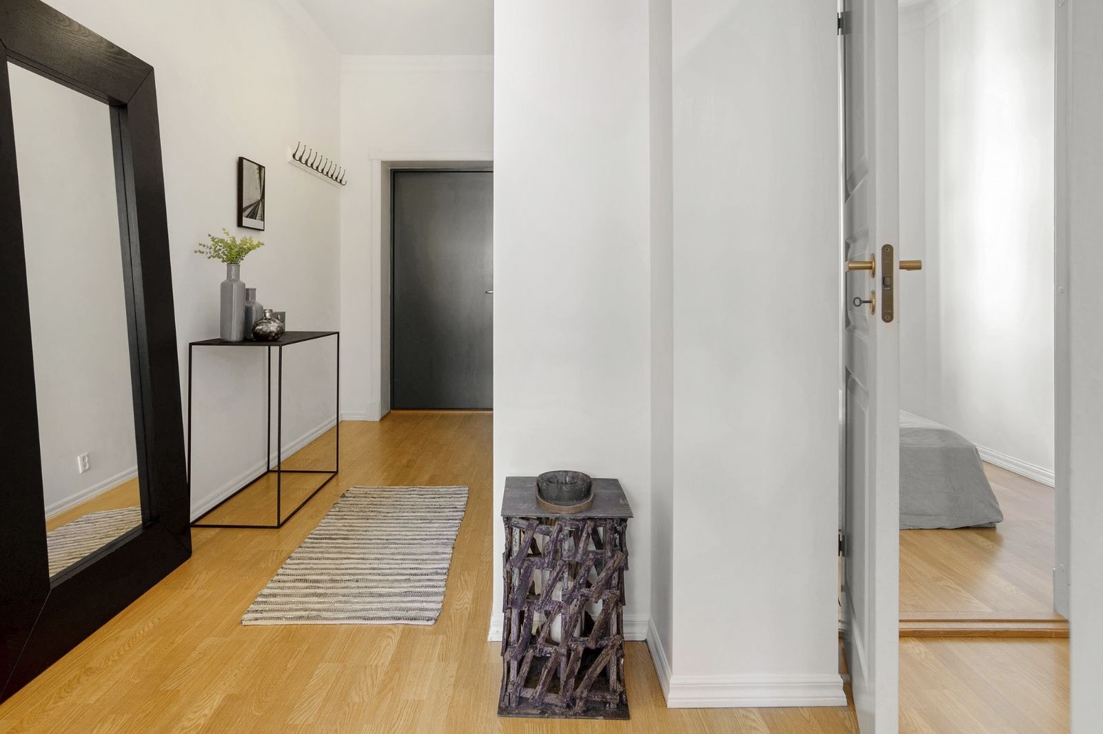 Entreen oppleves som romslig med god plass til skap og skostativ. Galleribilde