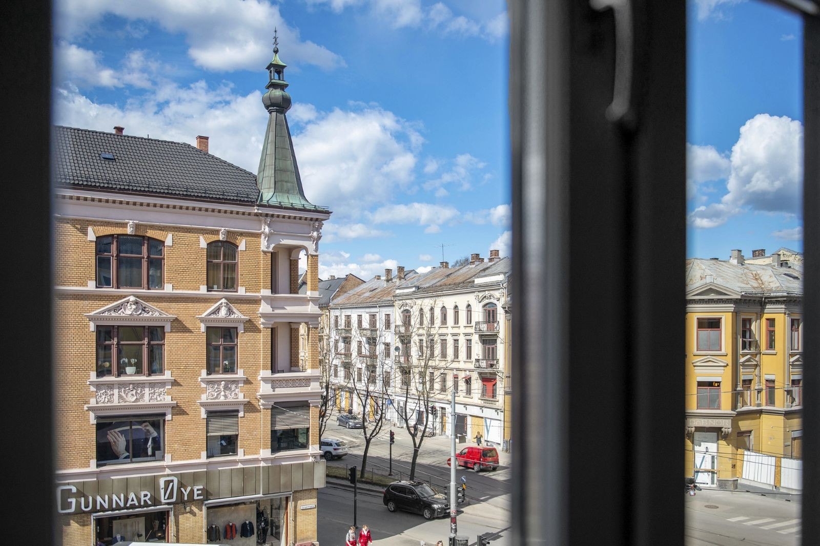 Fantastisk utsikt fra stuen mot Valkyrie plass. Galleribilde