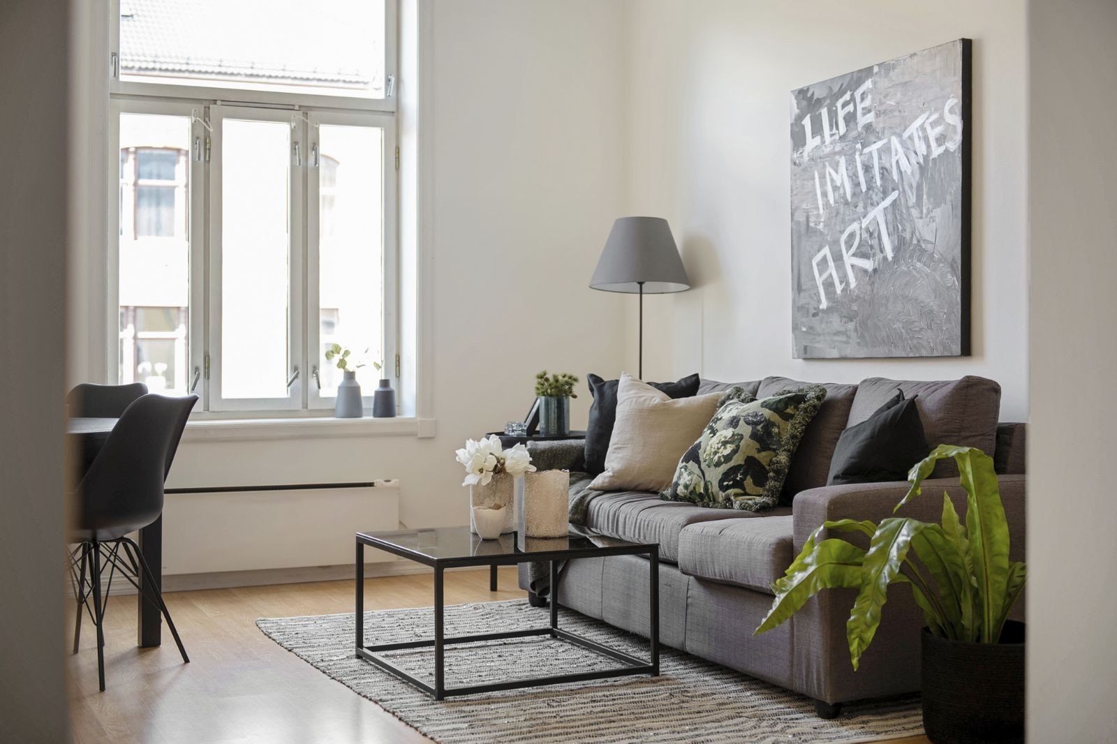 Stuen oppleves som luftig, lys og med god takhøyde. Galleribilde