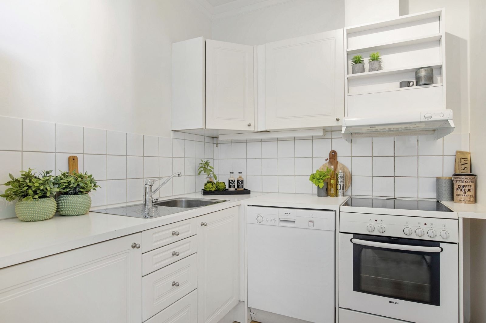 God benk- og lagringsplass. Galleribilde