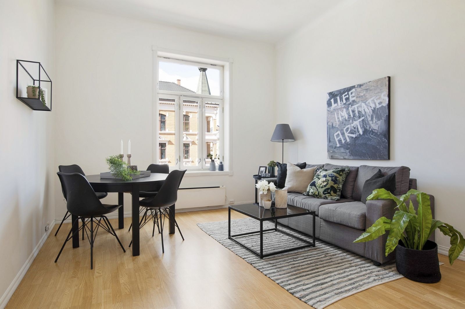 Stuen oppleves som lys og luftig. Galleribilde