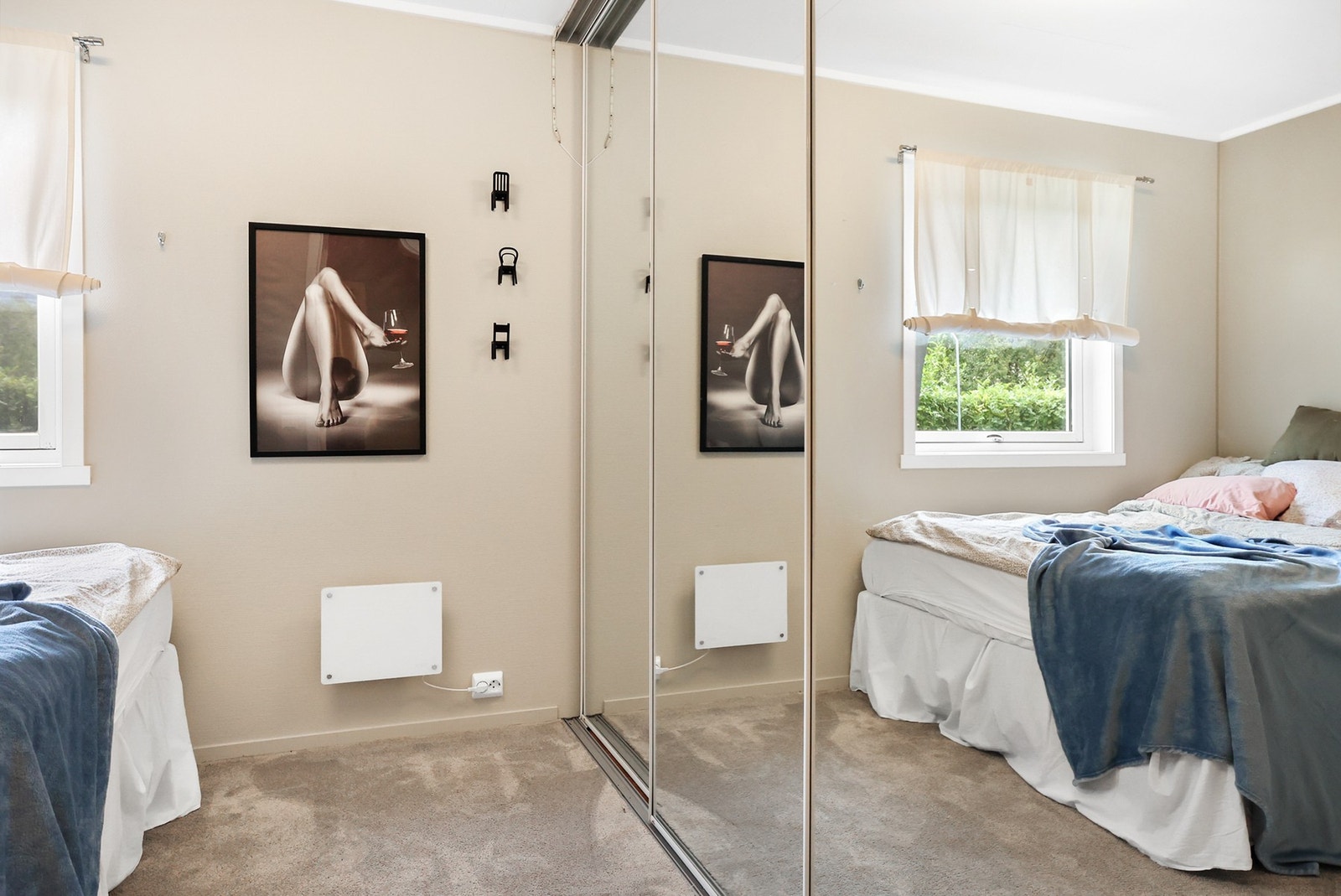 Soverommet har skyvedørsgarderobe for oppbevaring av klær. Galleribilde