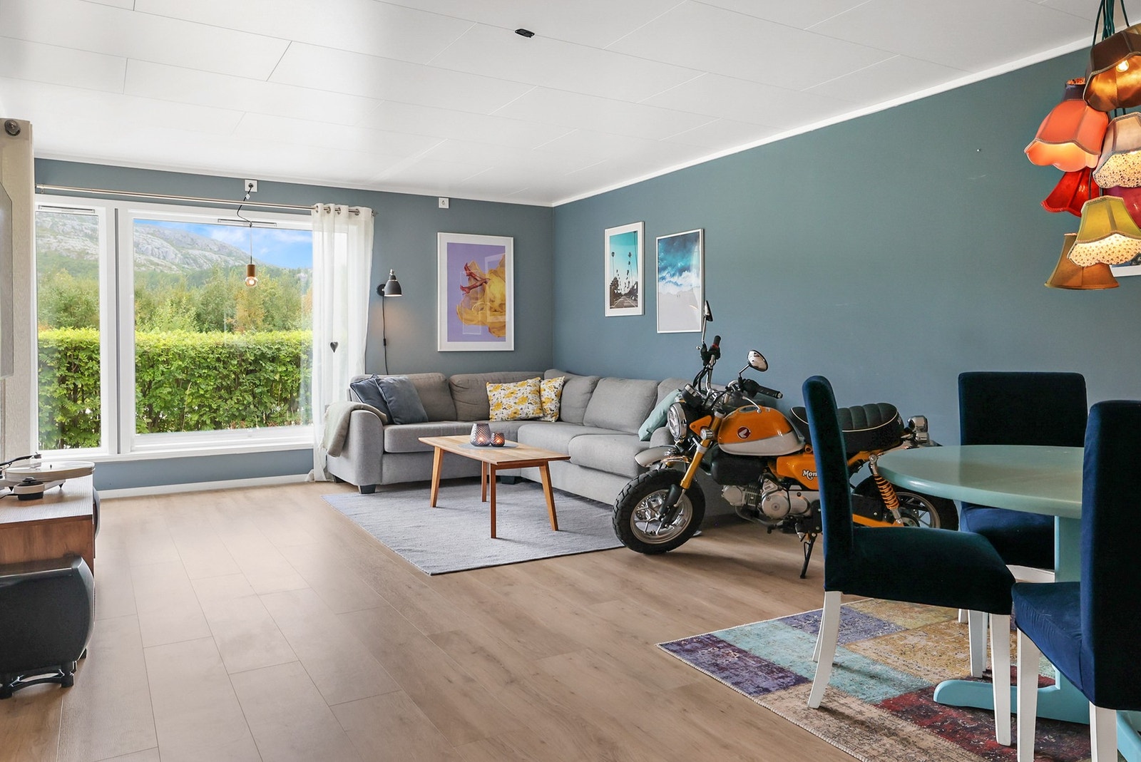 Stuen har store vindusflater som slipper inn rikelig med naturlig lys. Galleribilde