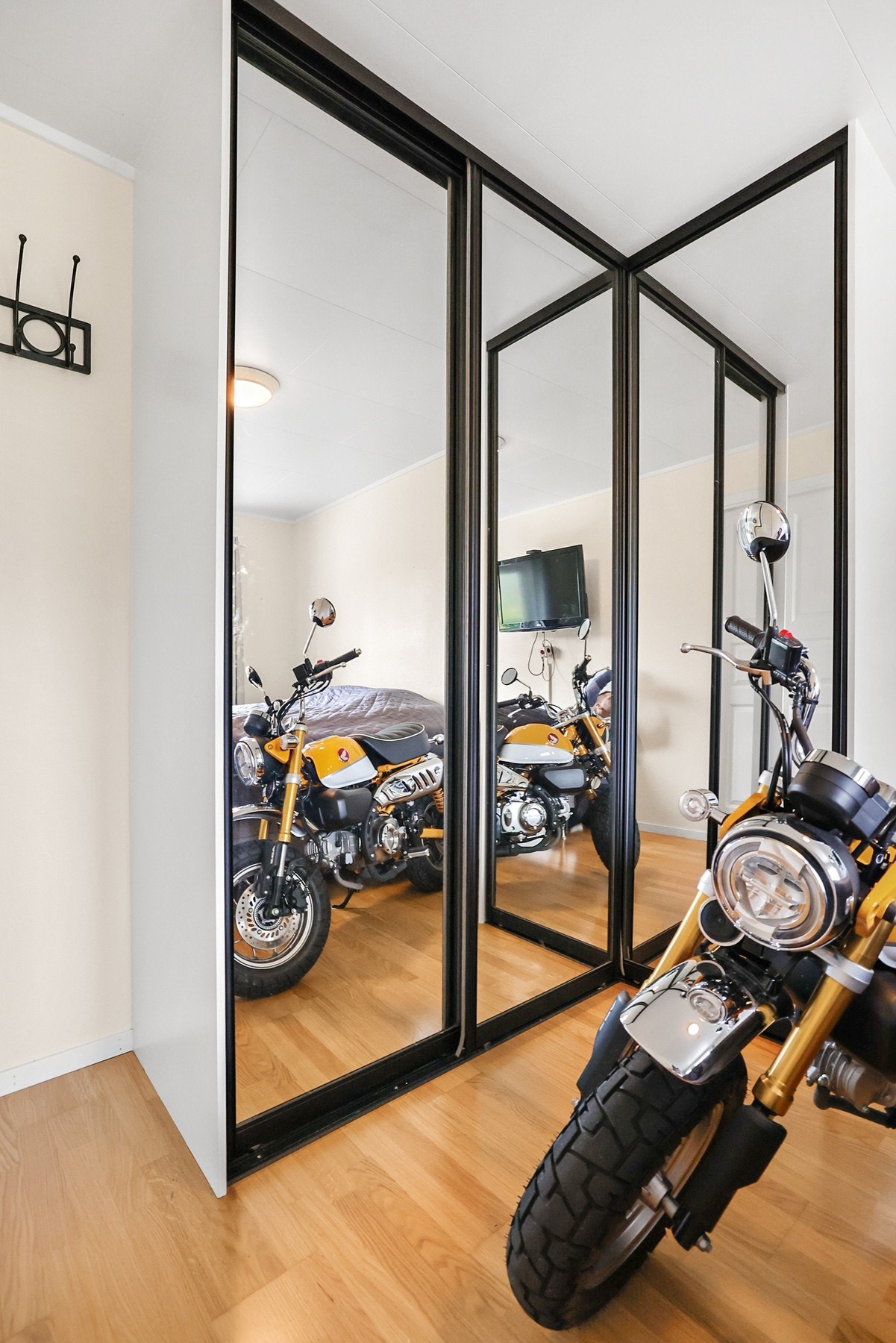 Det er godt med oppbevaringsplass i skyvedørsgarderoben. Galleribilde