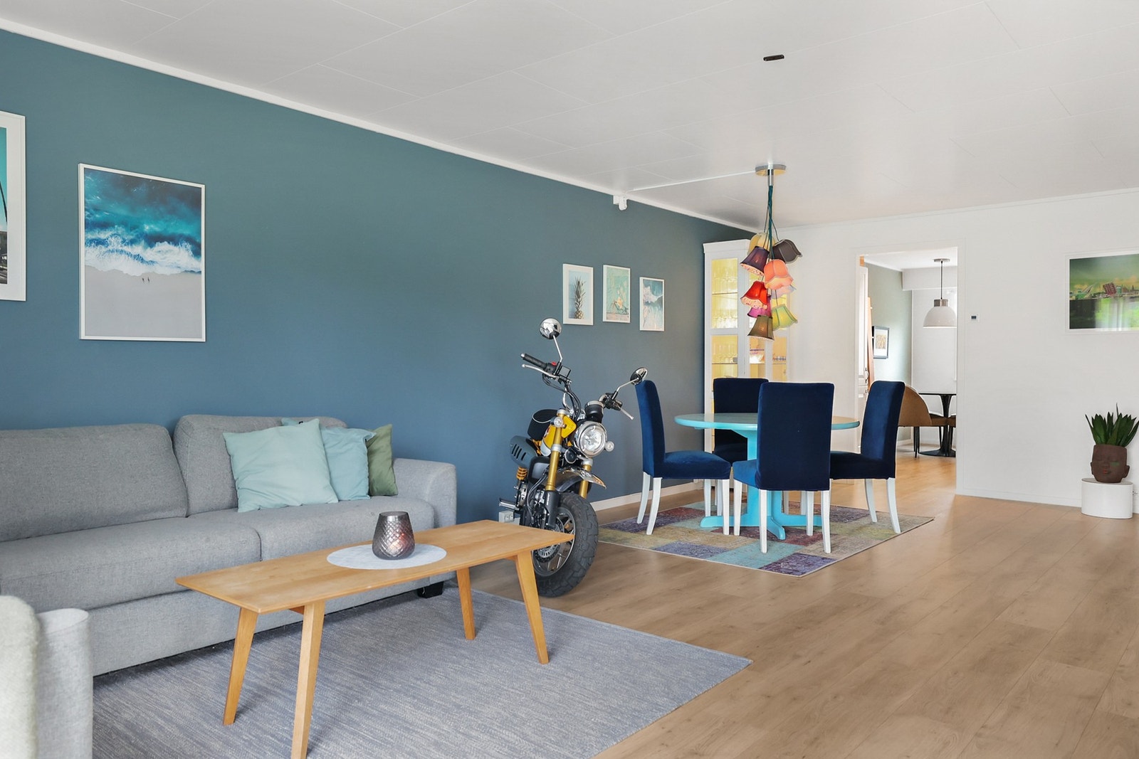 Det er god plass til både en spisegruppe og sofagruppe med tilhørende bord. Galleribilde