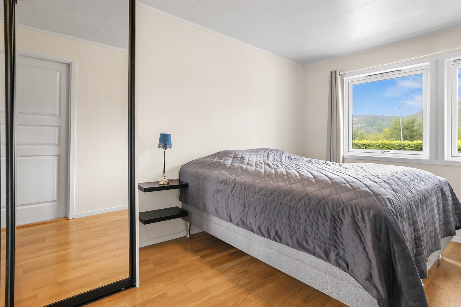 Soverommet har plass til dobbeltseng med tilhørende nattbord. Galleribilde