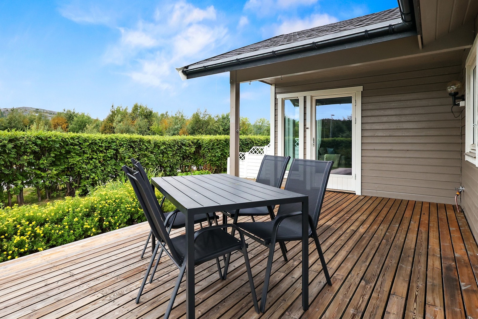 Plattingen har godt med plass for diverse utemøblement. Galleribilde