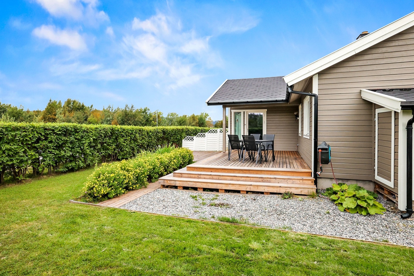 Hekken skjermer boligen fra nabolaget. Galleribilde