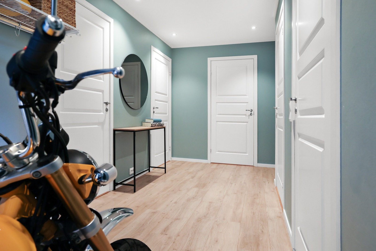 Fra gangen kommer du deg inn til alle soverommene, badet og bod. Galleribilde