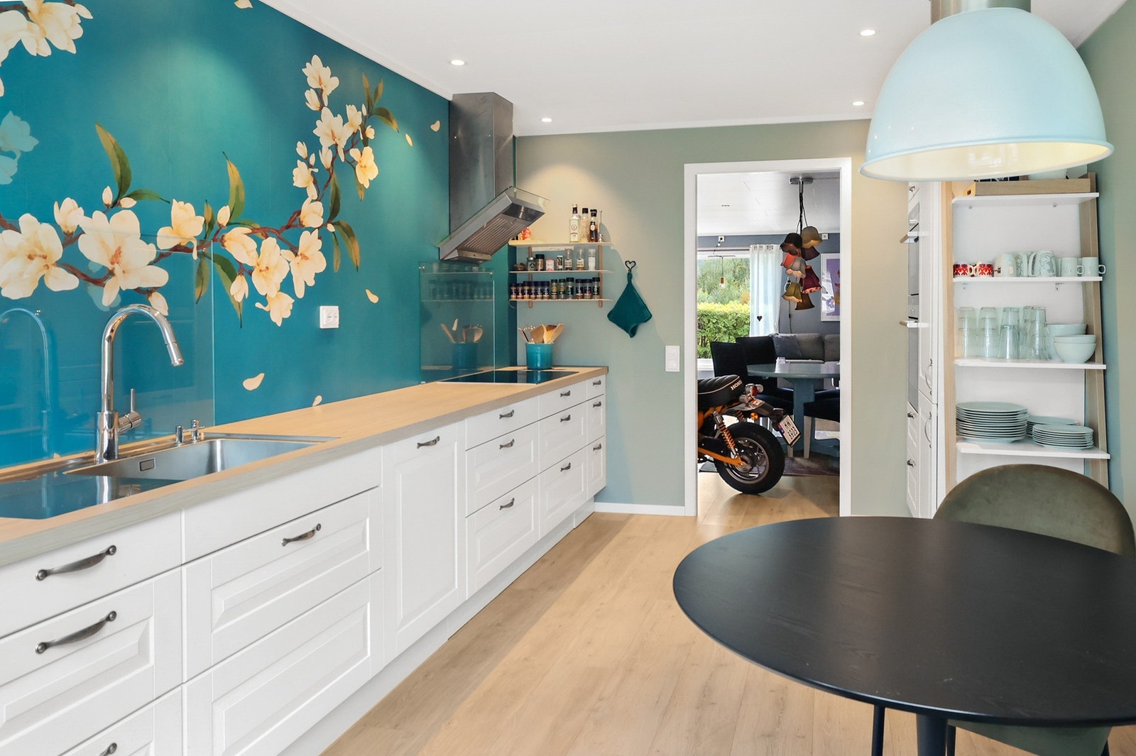 Innredning med hvite profilerte fronter, benkeplate av laminat, servant og integrert oppvaskmaskin. Galleribilde