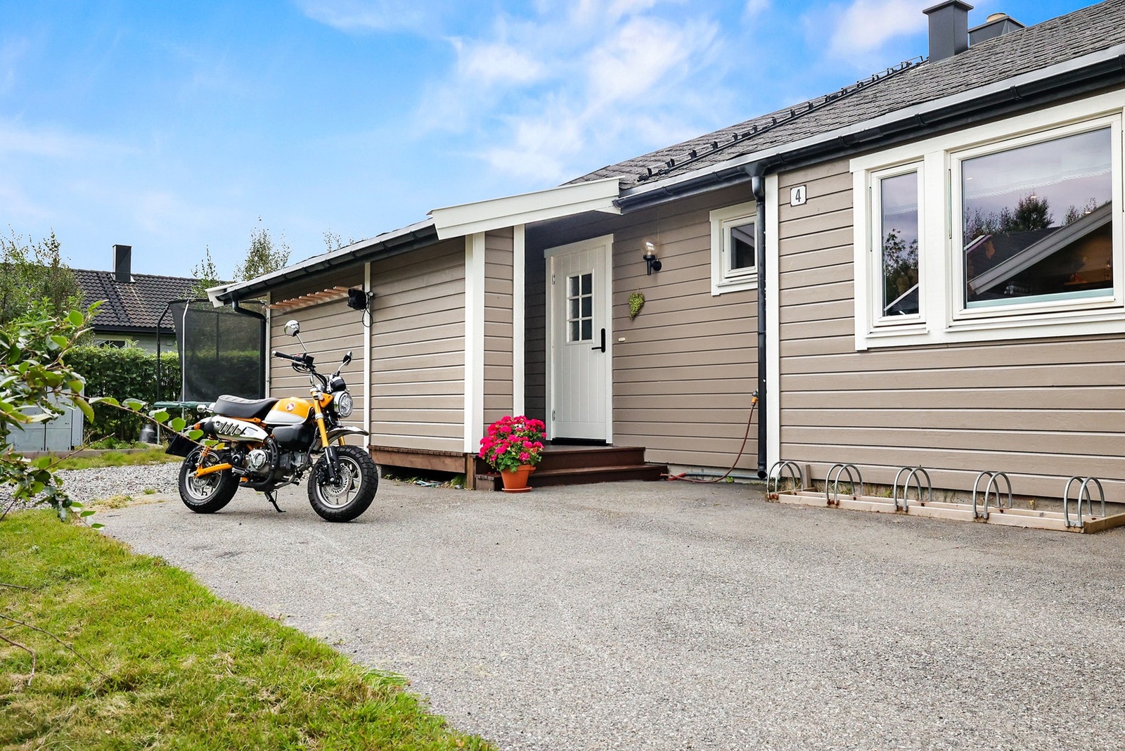 Det er gode parkeringsmuligheter på egen tomt. Galleribilde