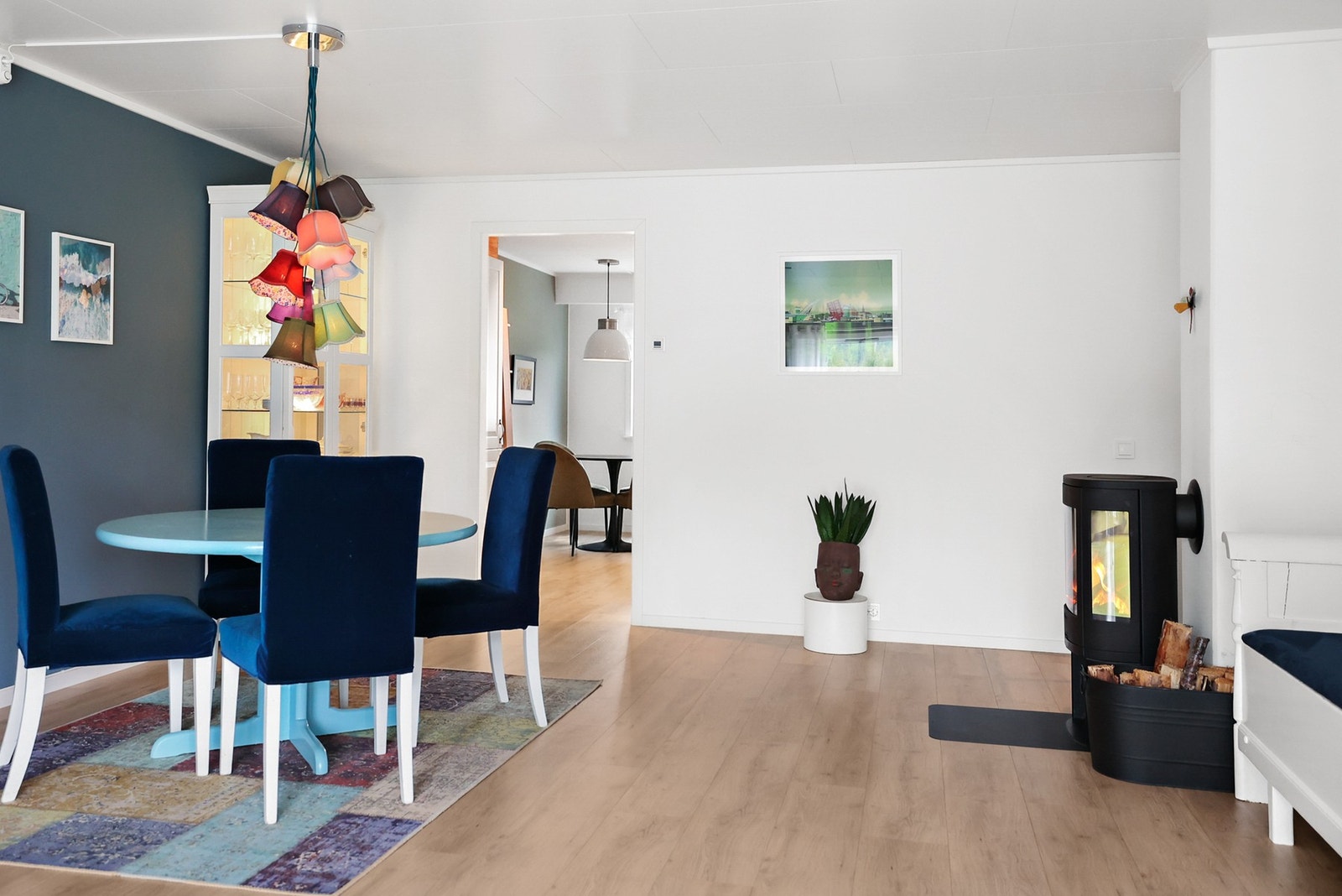 Stuen er utstyrt med vedovn som sikrer en komfortabel oppvarming. Galleribilde