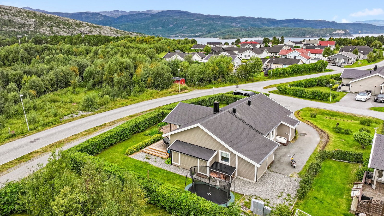 Det er kort vei til både skole, barnehage og dagligvarehandel. Galleribilde
