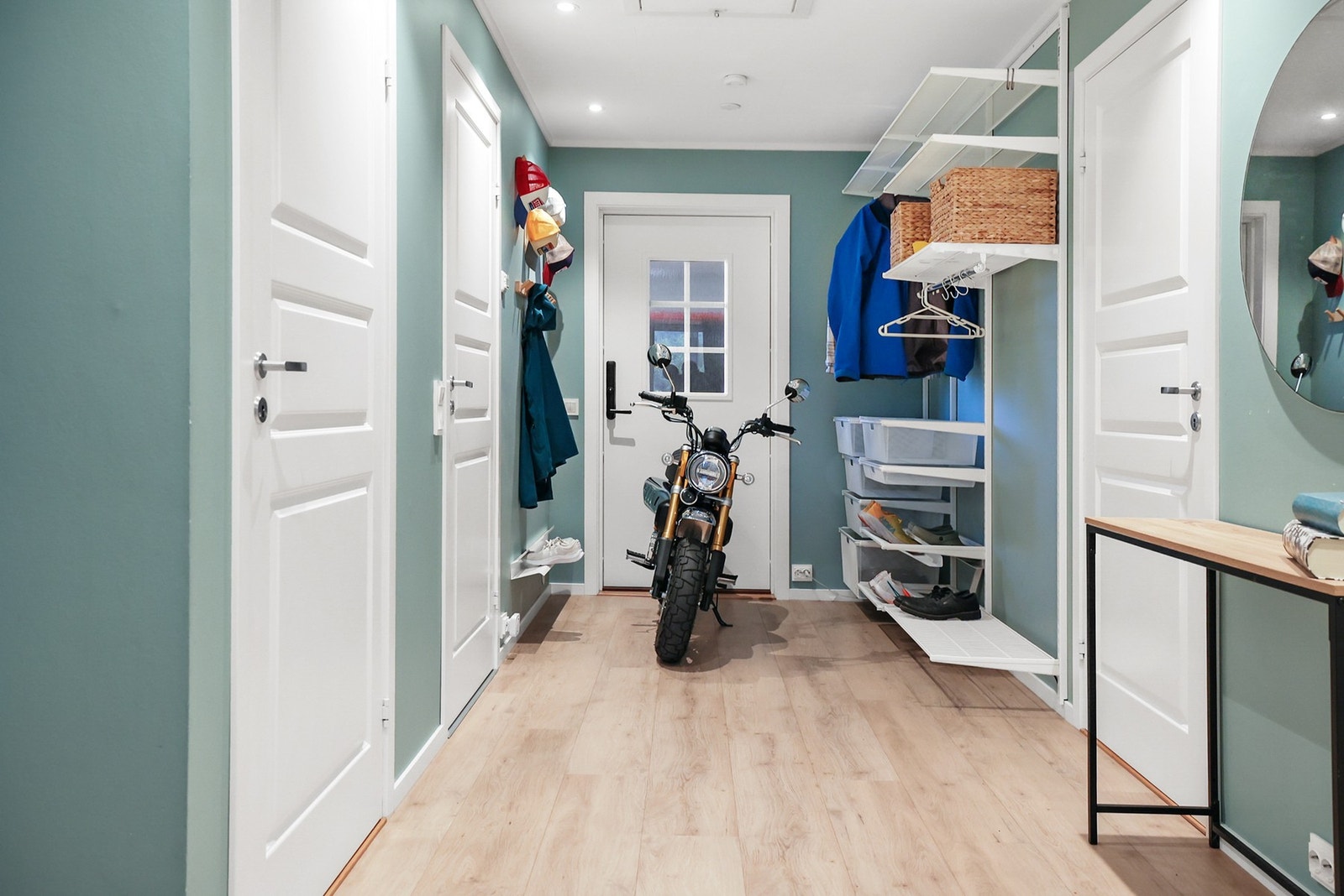 Gangen er av god størrelse og har praktiske knagger og oppbevaring. Galleribilde