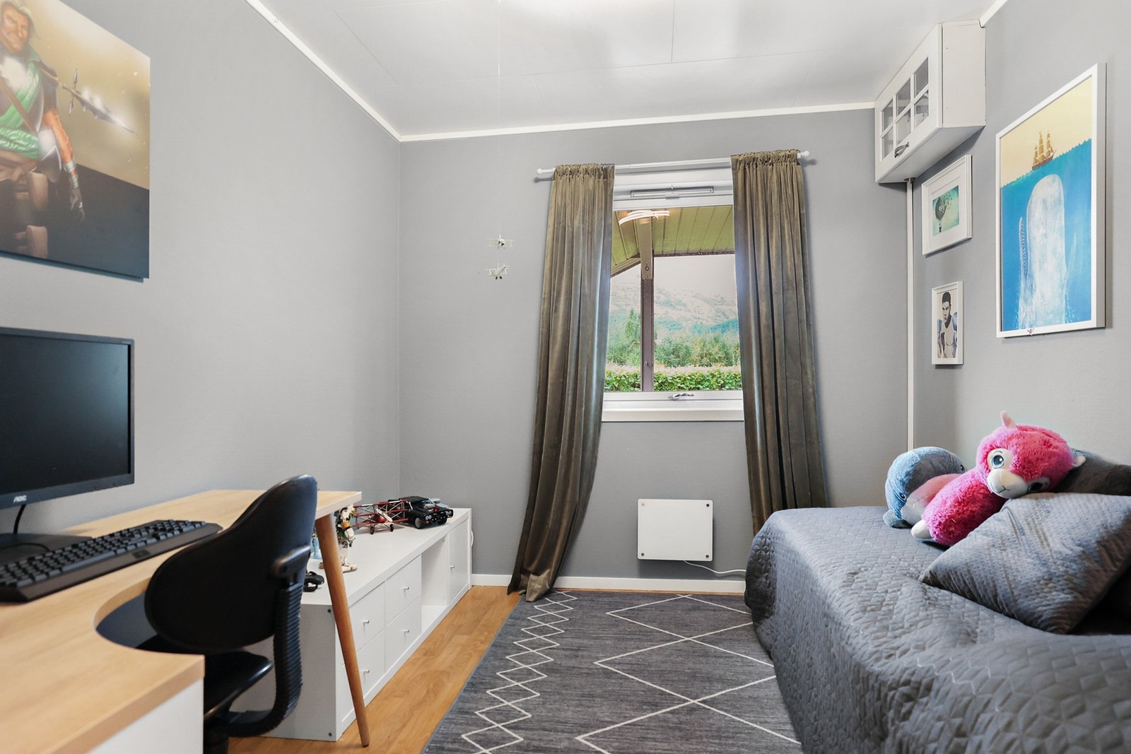 Her er det plass til dobbeltseng eller enkeltseng med skrivebord og kommode. Galleribilde