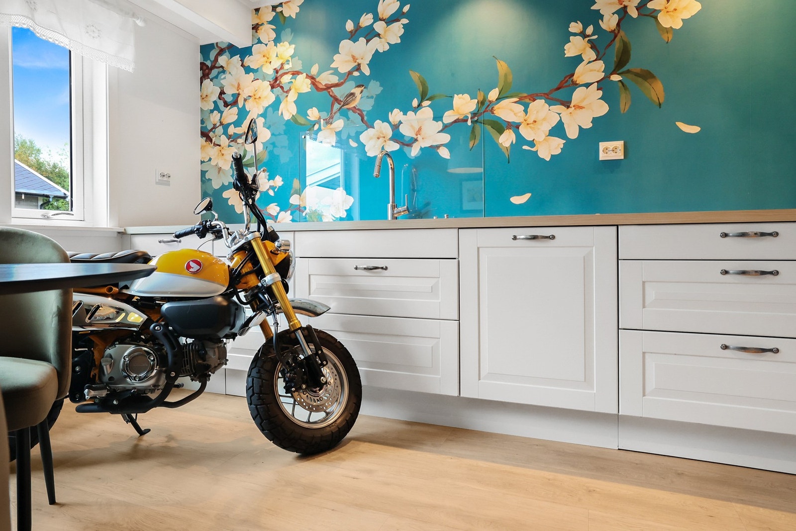 Kjøkkenet er utstyrt med stekeovn og dampovn - og ja: Selger er kjøreskolelærer :-) Galleribilde