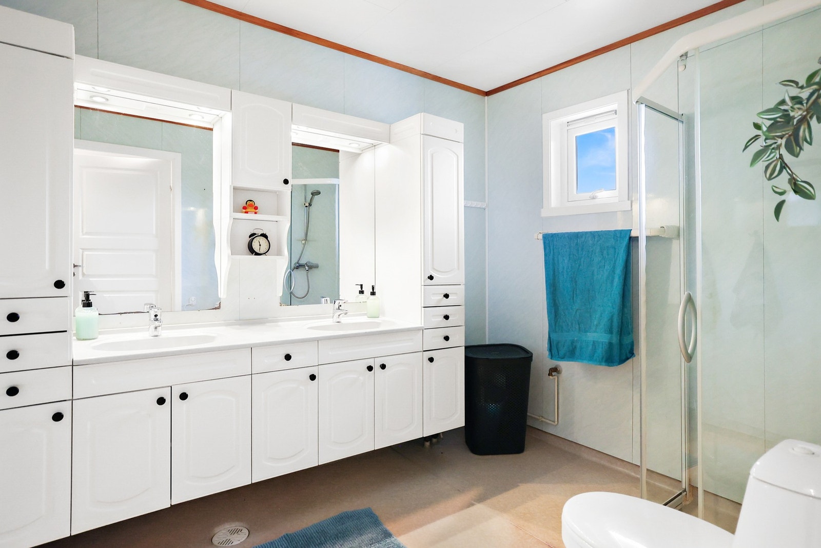 Badet har gulvstående toalett og dusjkabinett med varme i gulv. Galleribilde