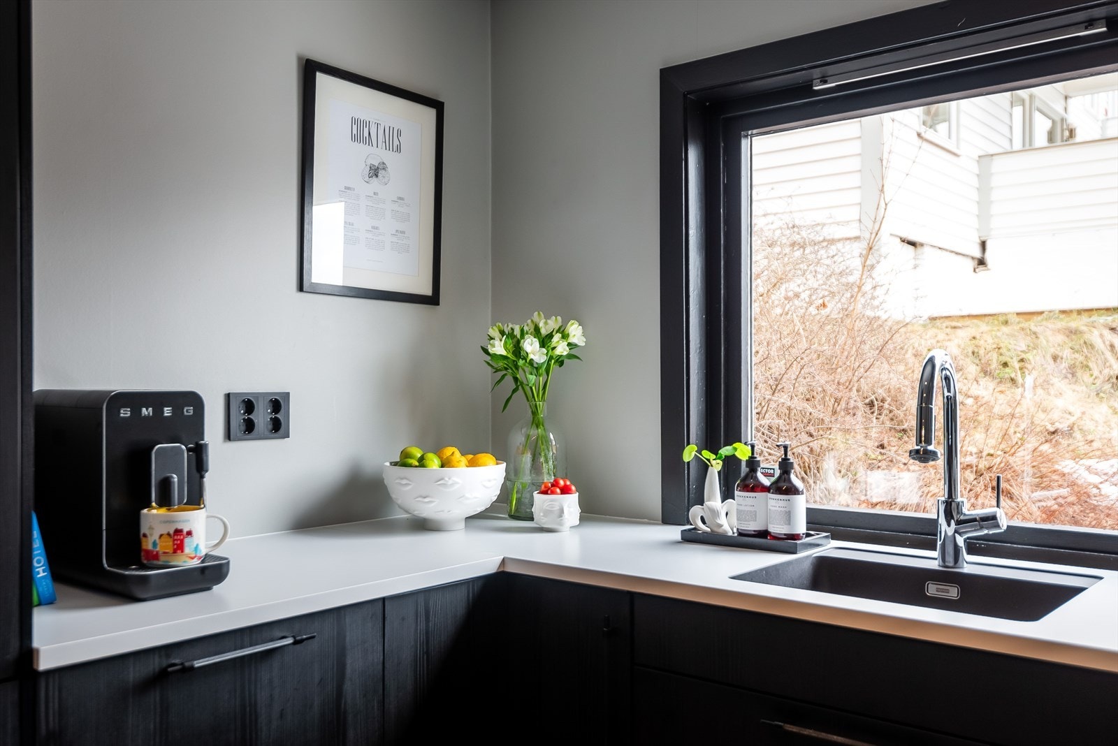 Behagelige farger og utsyn over felleshage Galleribilde