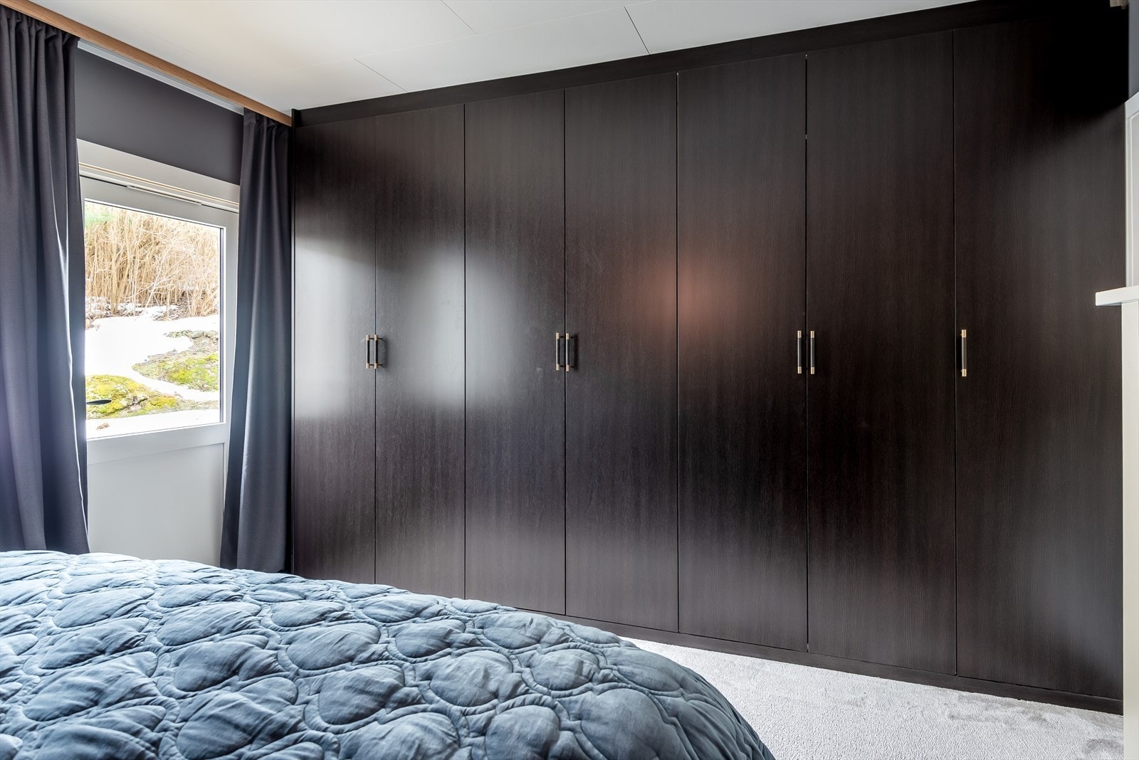 Soverommet har stor garderobeløsning og utgang til markterrasse Galleribilde