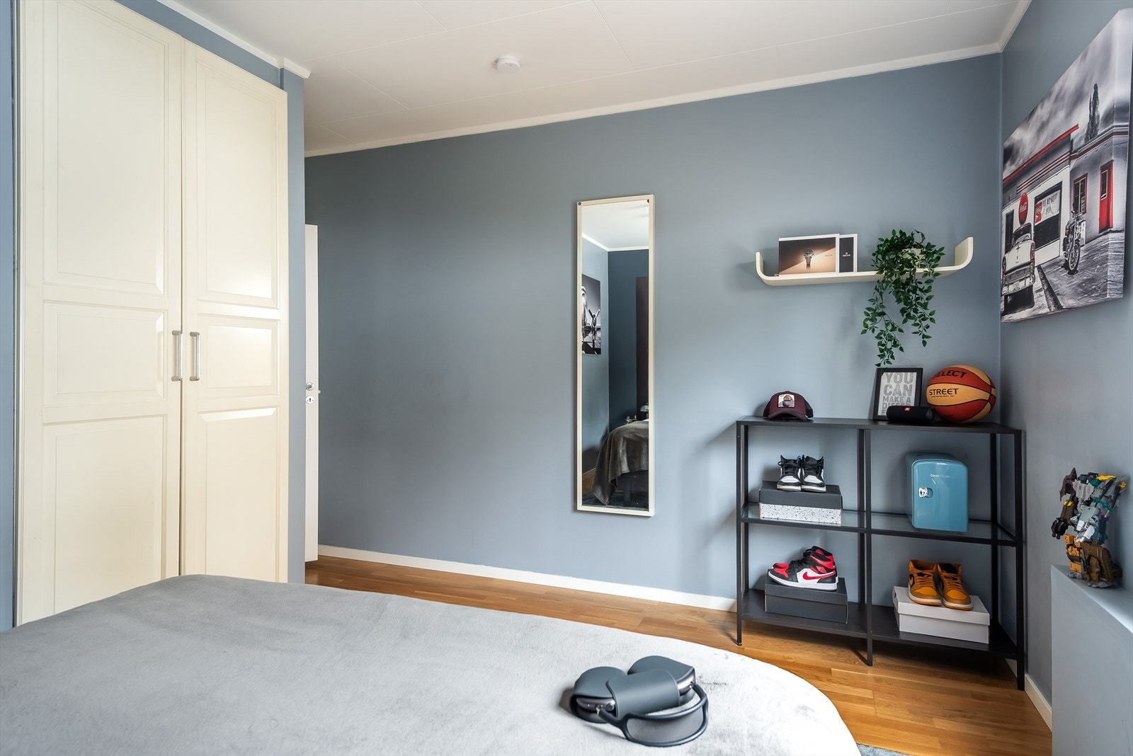 Soveromet har innebygd garderobe og er malt i lune farger Galleribilde