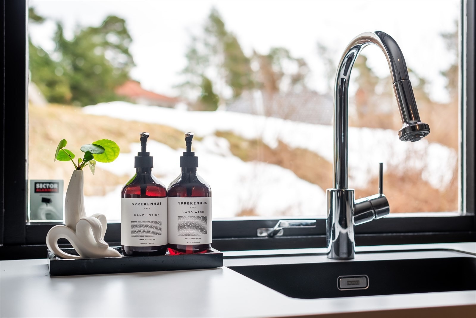 Nytt vindu til kjøkken er levert og vil ifølge selger bli montert før overtakelse Galleribilde