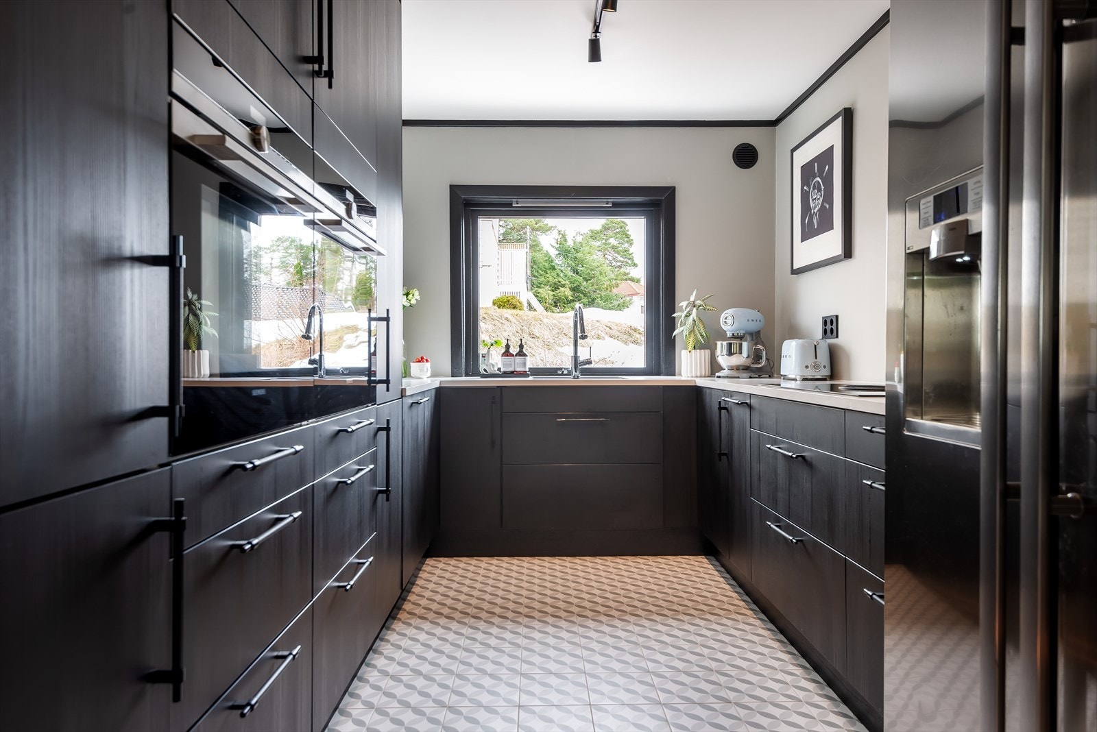 Der kjøleskapet i dag står er det plass til å installere to Side-by-side kjøleskap. Galleribilde