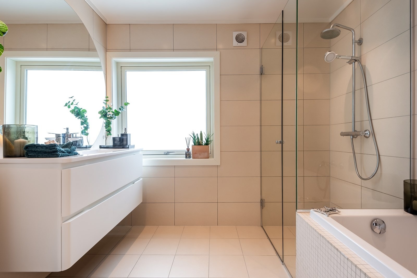 Ikke bare har badet en ekstra stor dusj, men det har også innebygd badekar Galleribilde