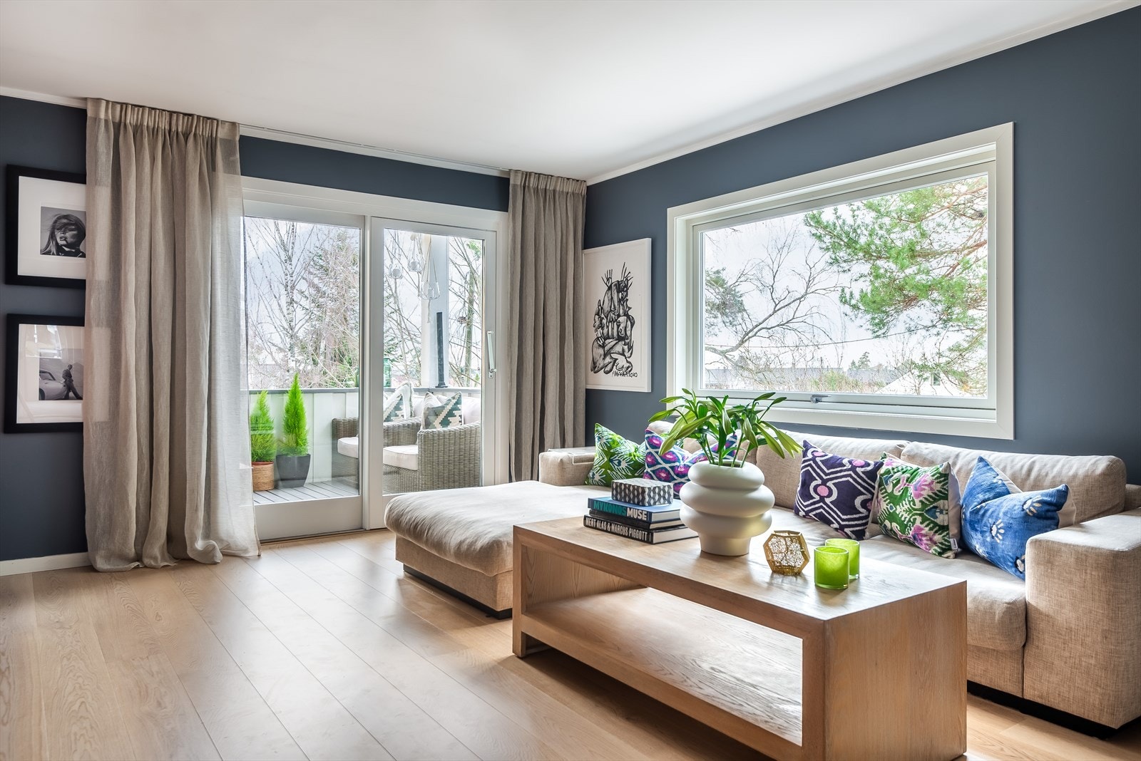 Flott og lys stue med mye vindus overflater som gir masse naturlig lys Galleribilde