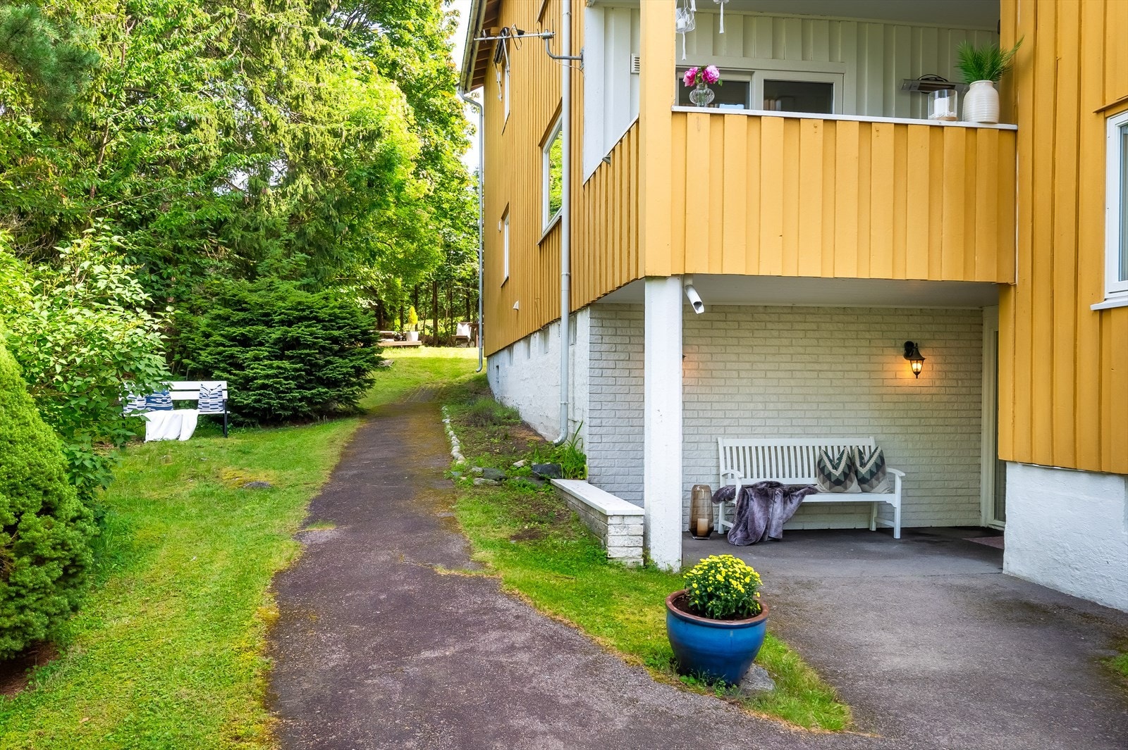 Inngangsparti. Fra balkongen i 2. etajse sitter du usjenert med hyggelig utsikt. Galleribilde