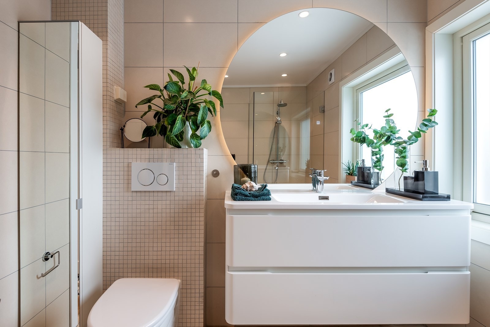 Tidsriktig og moderne baderom pusset opp i 2009, senere oppgradert med nytt speil og servant i 2024. Galleribilde