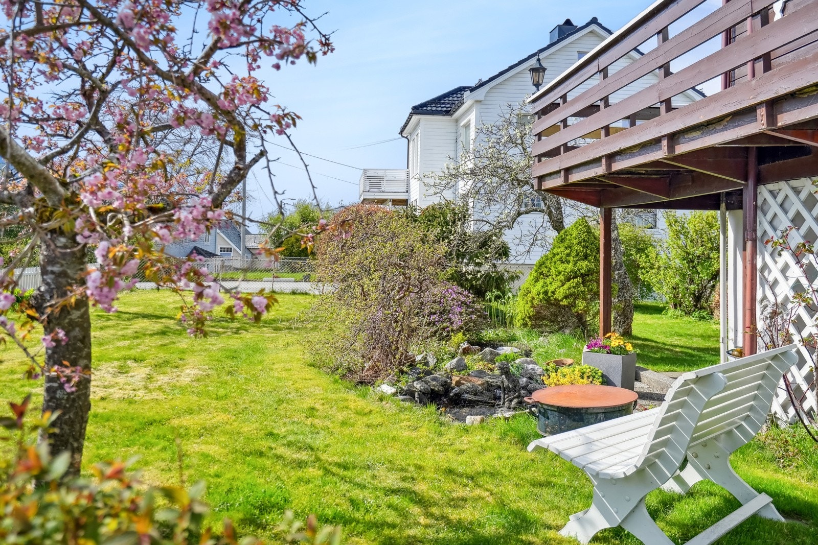 Eiendommen skilter med en flott og pent opparbeidet tomt på 711 kvadratmeter. Galleribilde