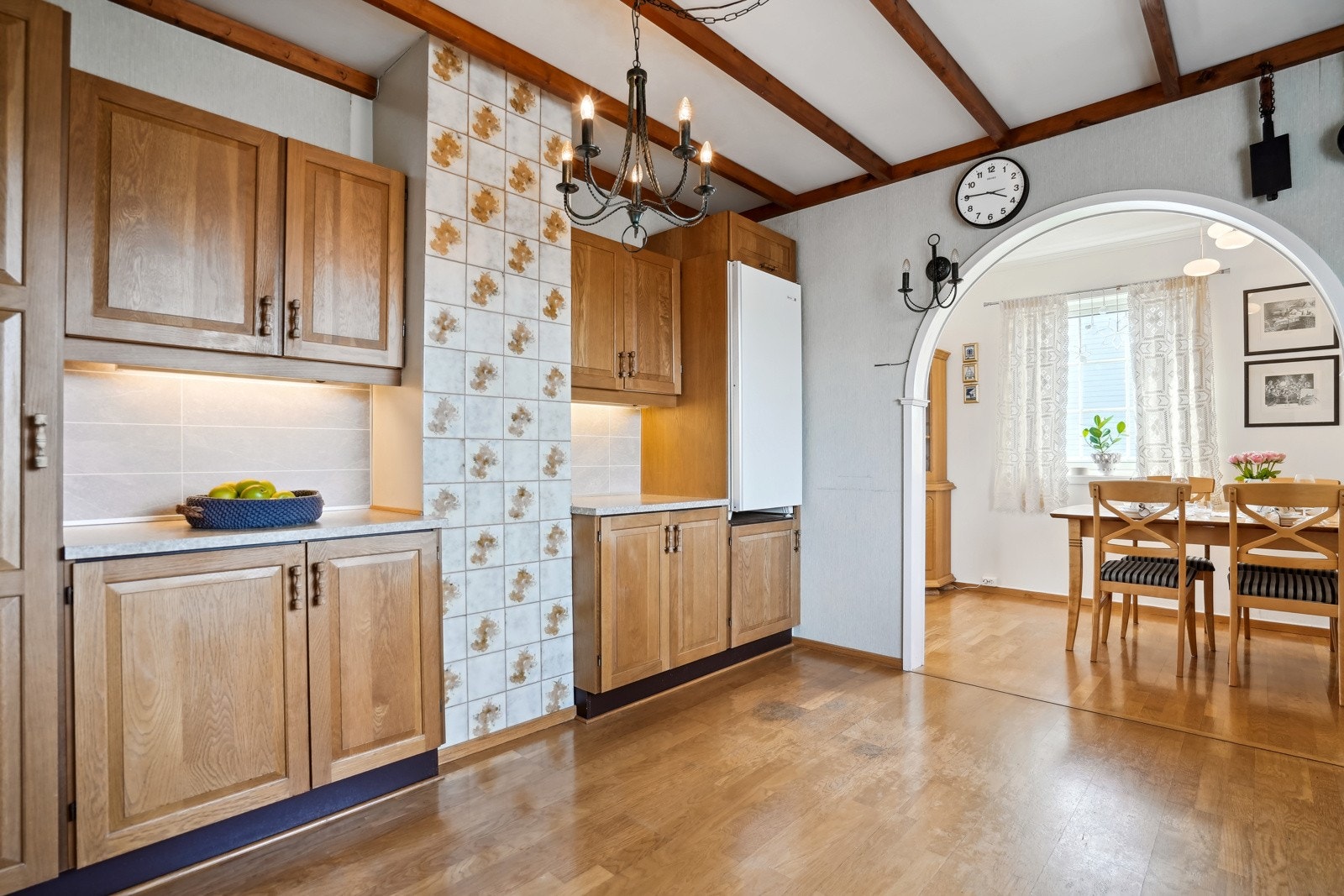 Flott og stort kjøkken. Godt med skap- og benkeplass! Galleribilde