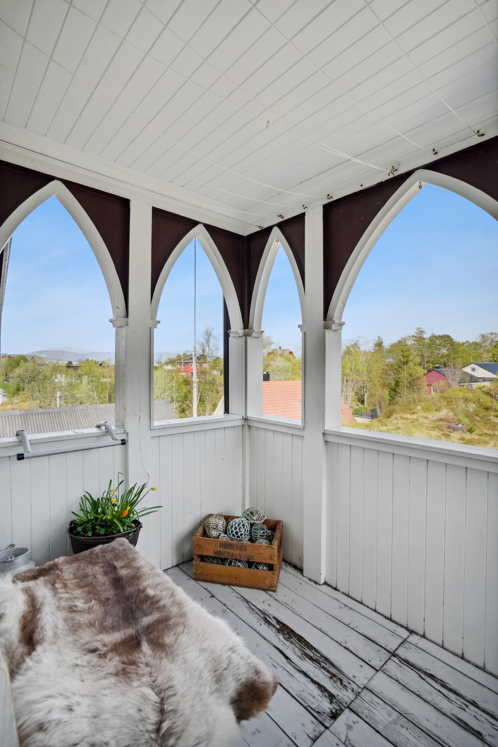 I 2. etasje finner du tilgang til den andre balkongen. Balkongen er vendt mot øst og bærer preg av gotisk stil. Galleribilde