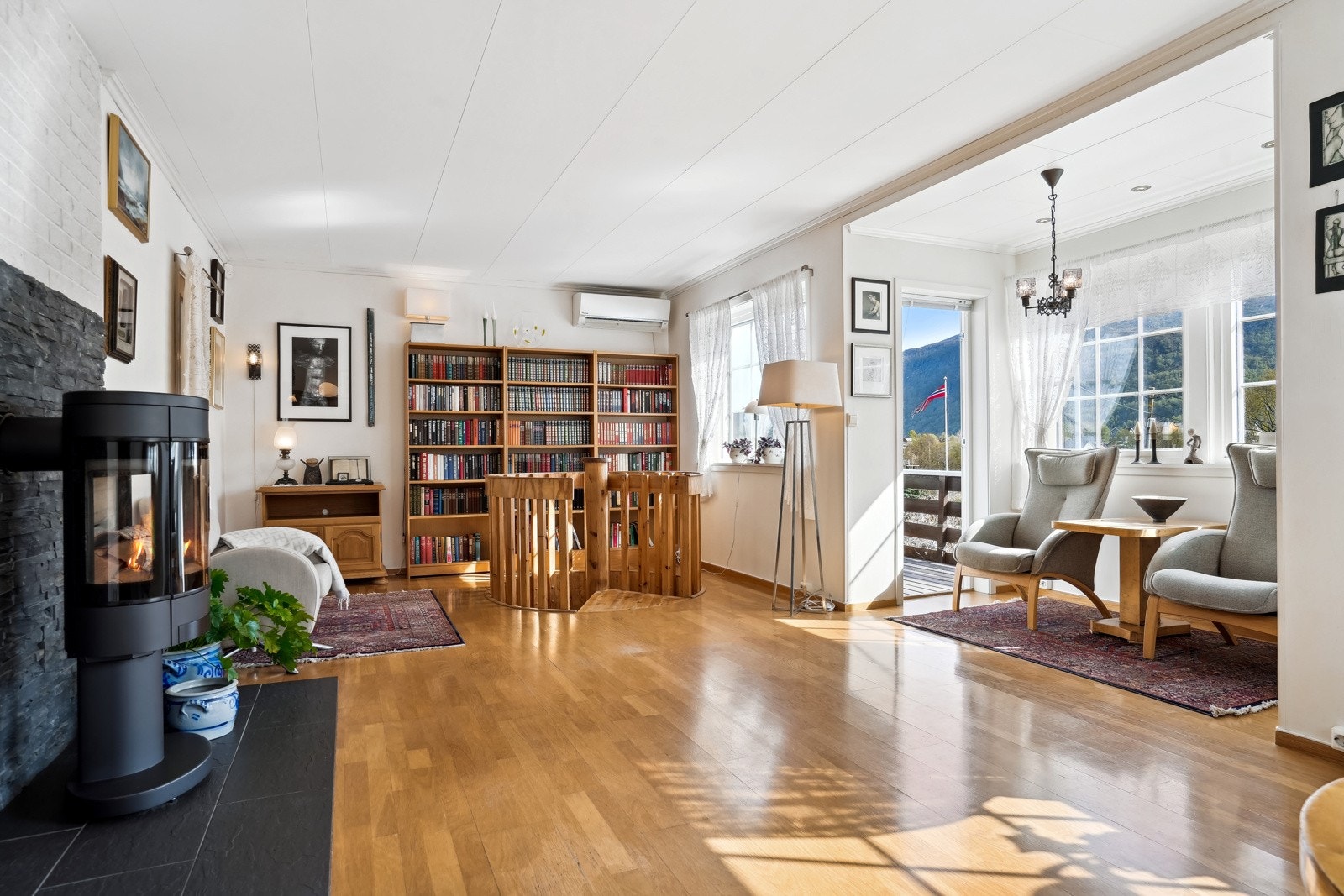 Stuen er av god størrelse og tilbyr flere muligheter for møblering. Galleribilde