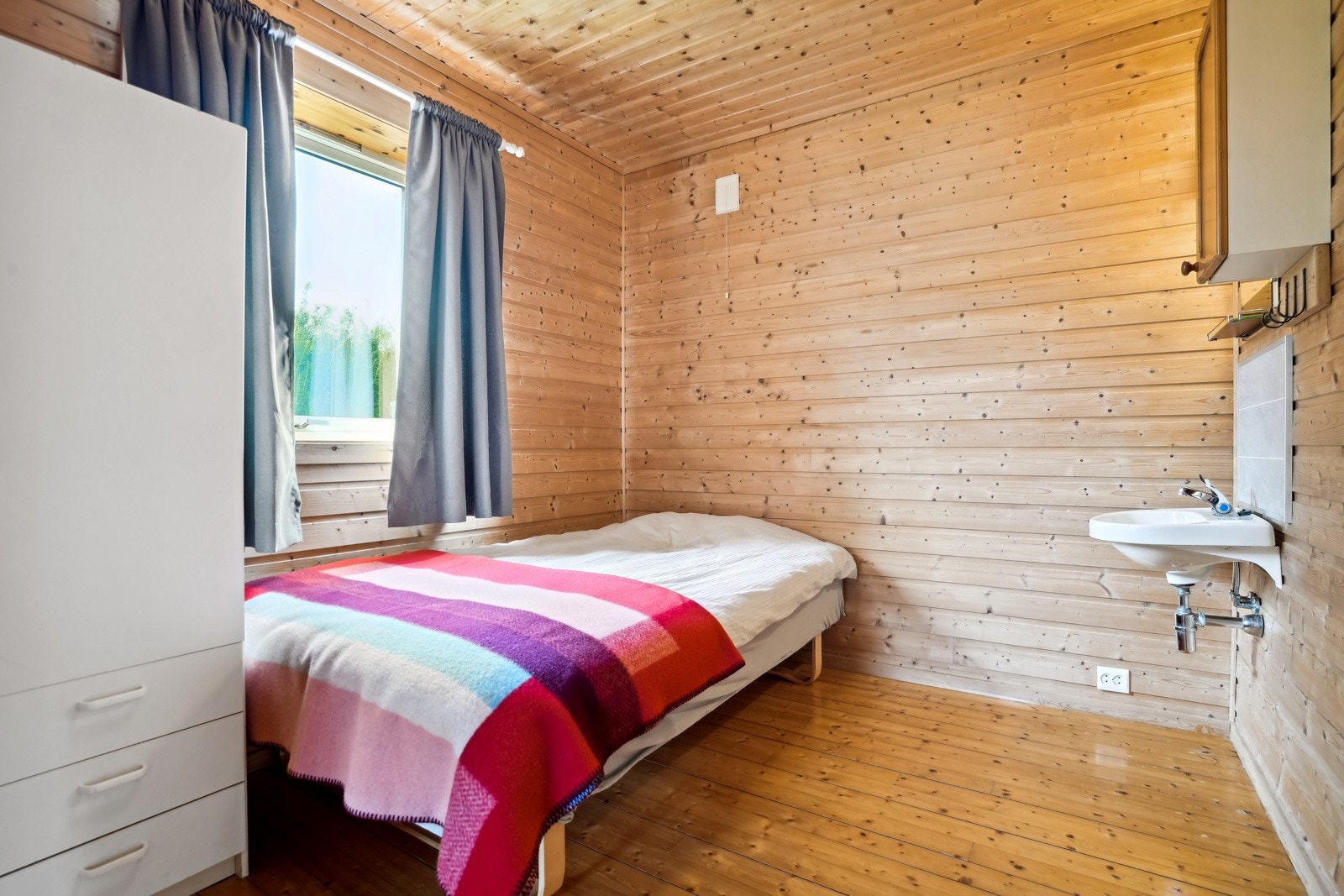 Bodrom i kjeller brukt som soverom, men er ikke godkjent som oppholdsrom. Galleribilde