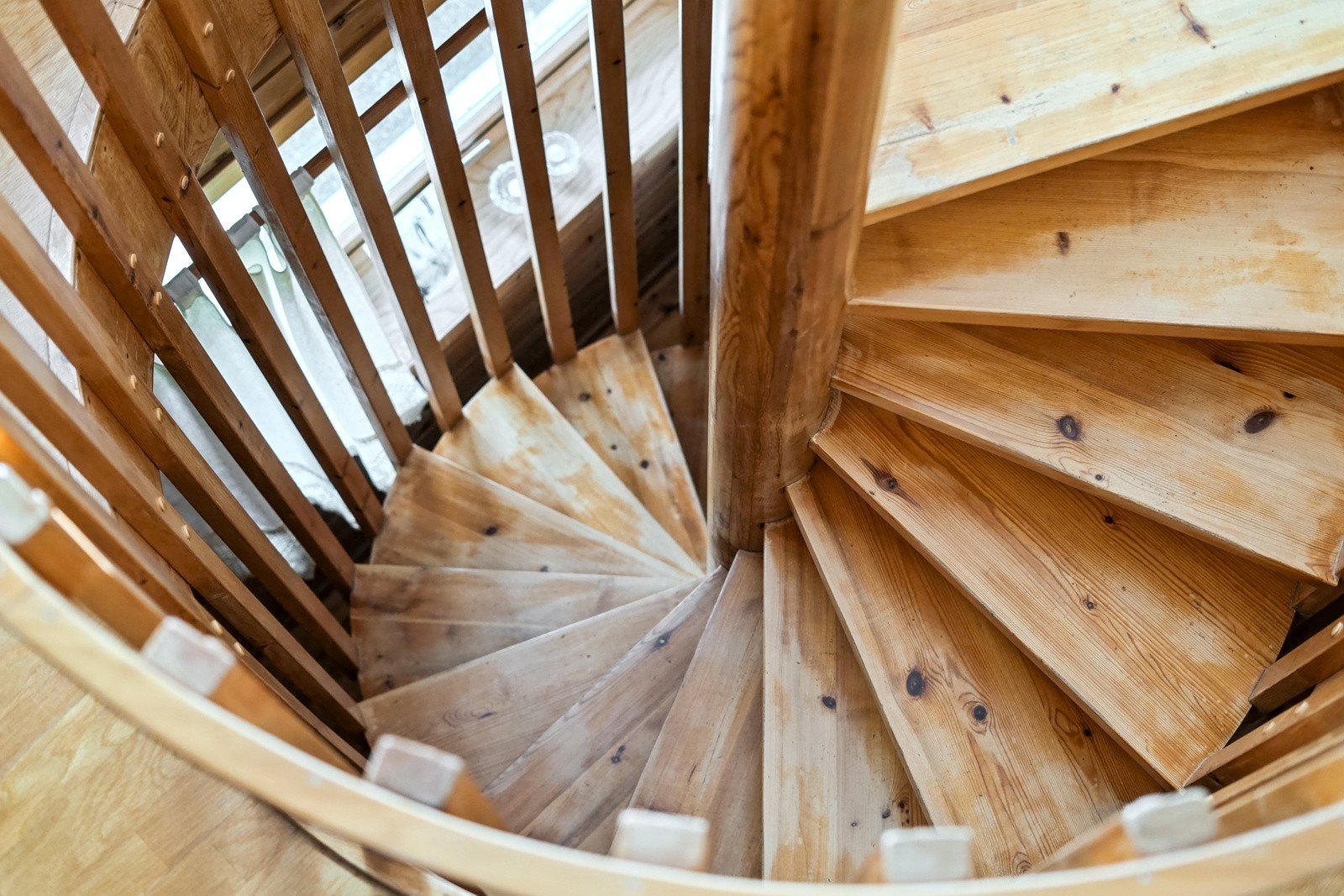 Vi beveger oss ned i kjelleretasjen. Galleribilde