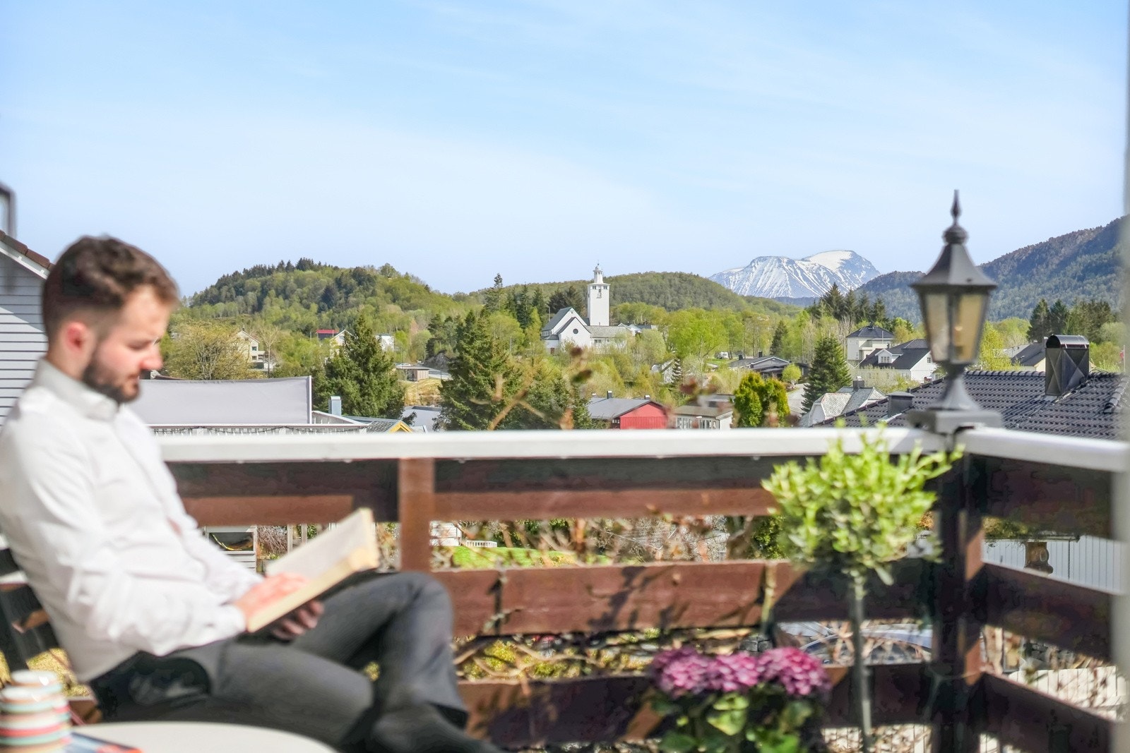 Fra stuen er det utgang til den første av to balkonger, denne på omtrent 15 kvadratmeter. Galleribilde