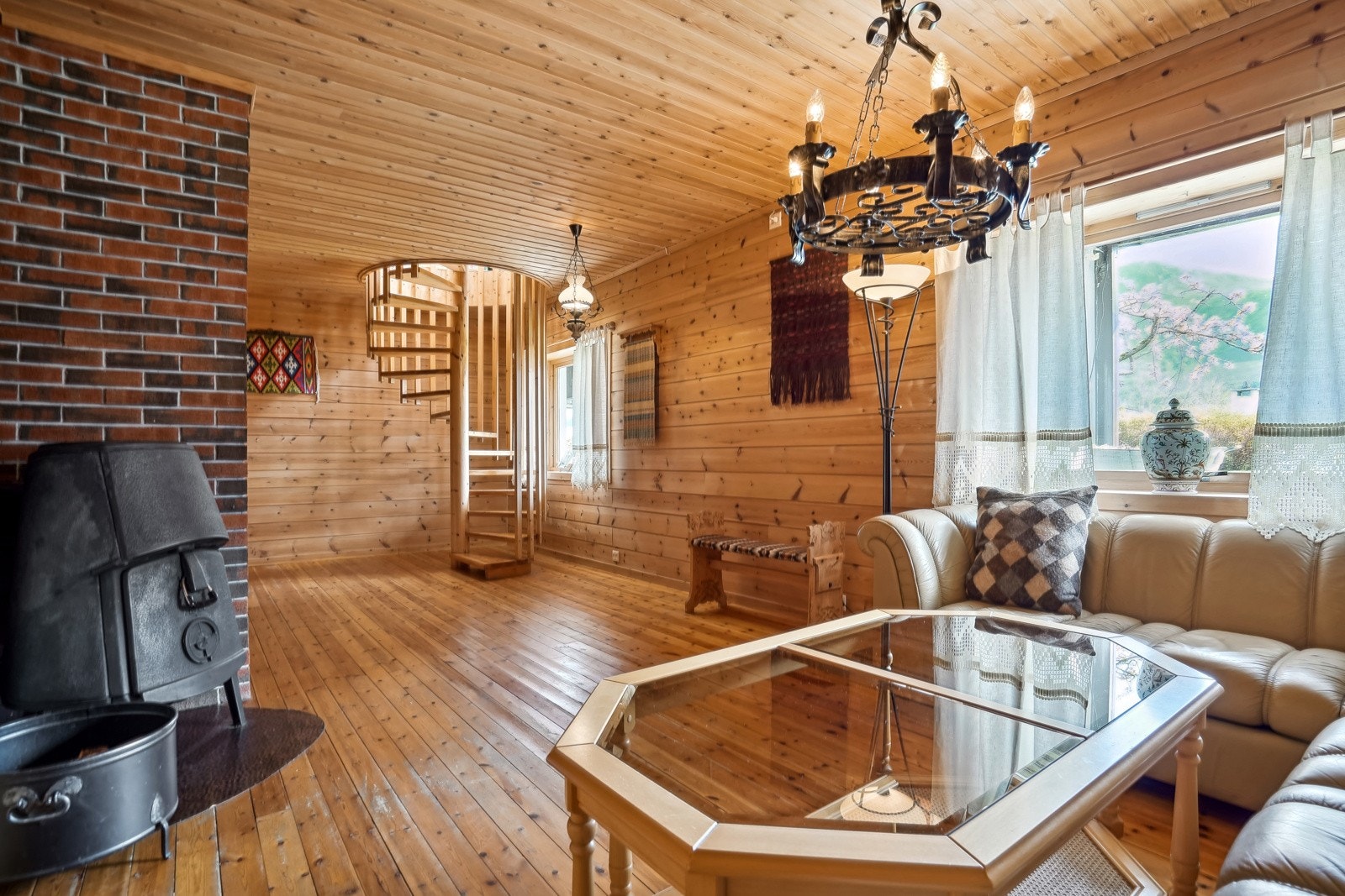 Trappen fører direkte ned til en flott og romslig kjellerstue. Galleribilde