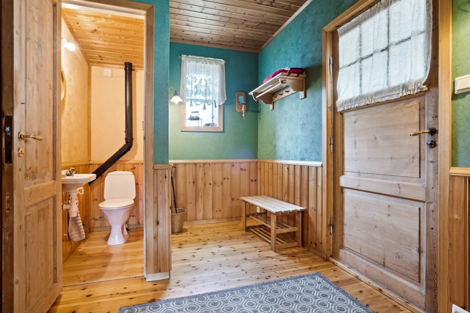 Kjelleretasjen har egen inngang. Like ved inngangen finner du toalettet. Galleribilde