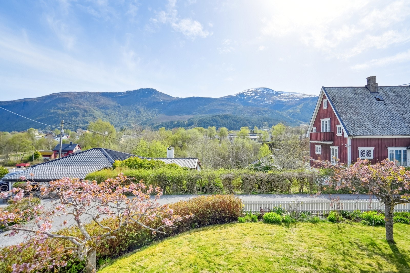 Balkongen er sydvendt og byr på fin utsikt samt solrike forhold. Galleribilde