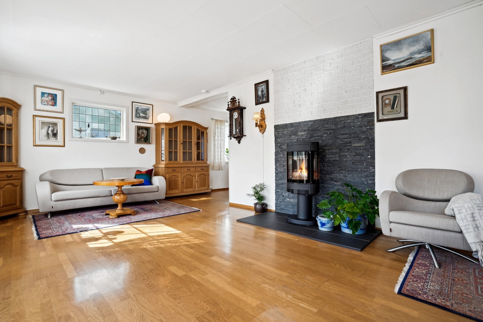 Vedfyring på stuen skaper en hyggelig og lun atmosfære. Galleribilde