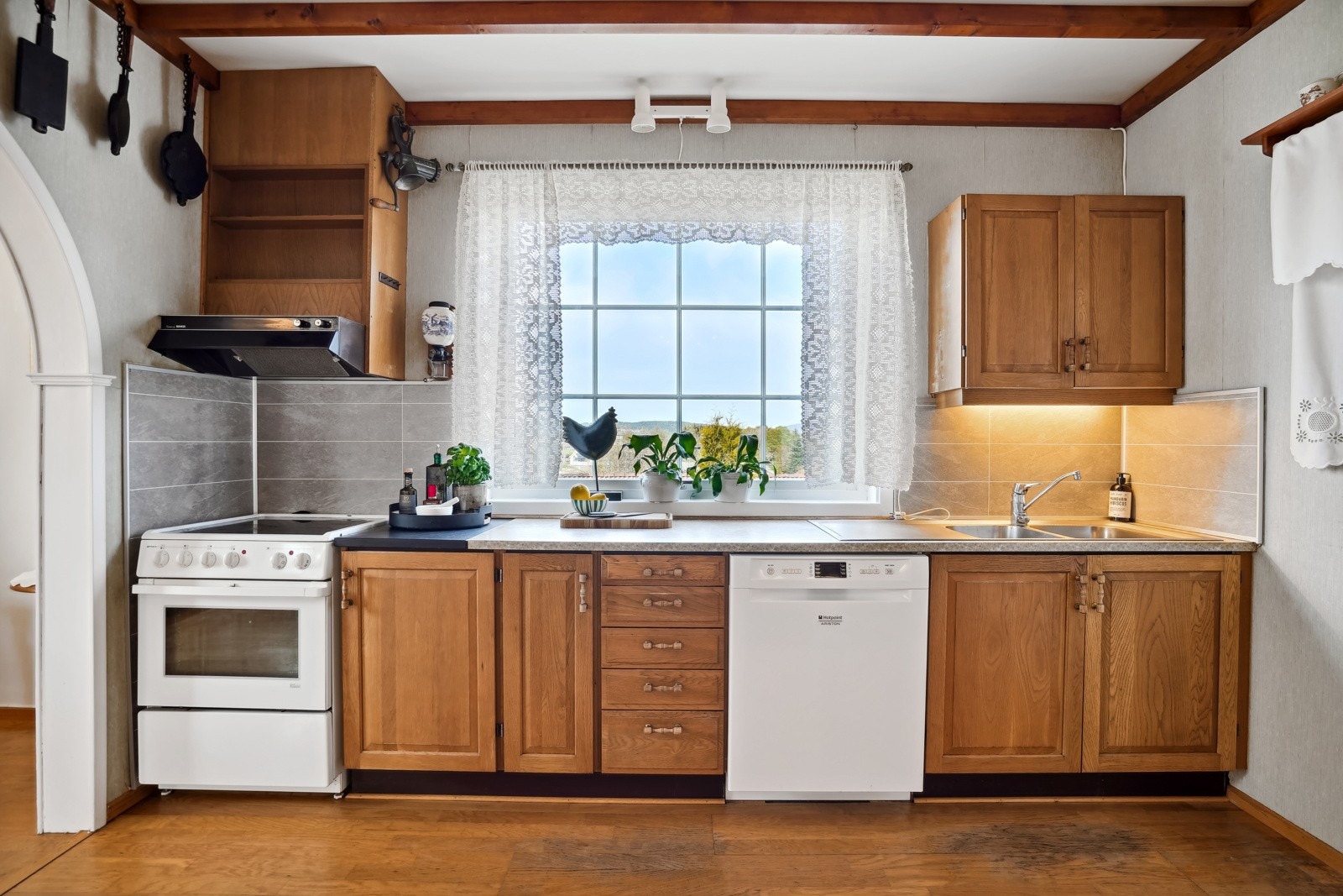 Kjøkkenet har innredningen med profilerte fronter og benkeplate av laminat. Utsikten er bevart også på kjøkkenet. Galleribilde