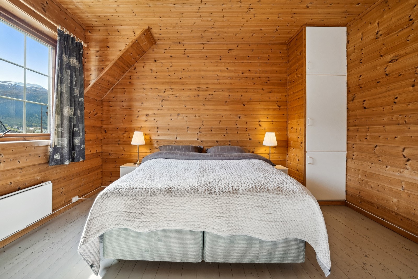 Soverom i 2. etasje. Soverommet har et plassbygd garderobeskap som gir godt med garderobeplass. Galleribilde