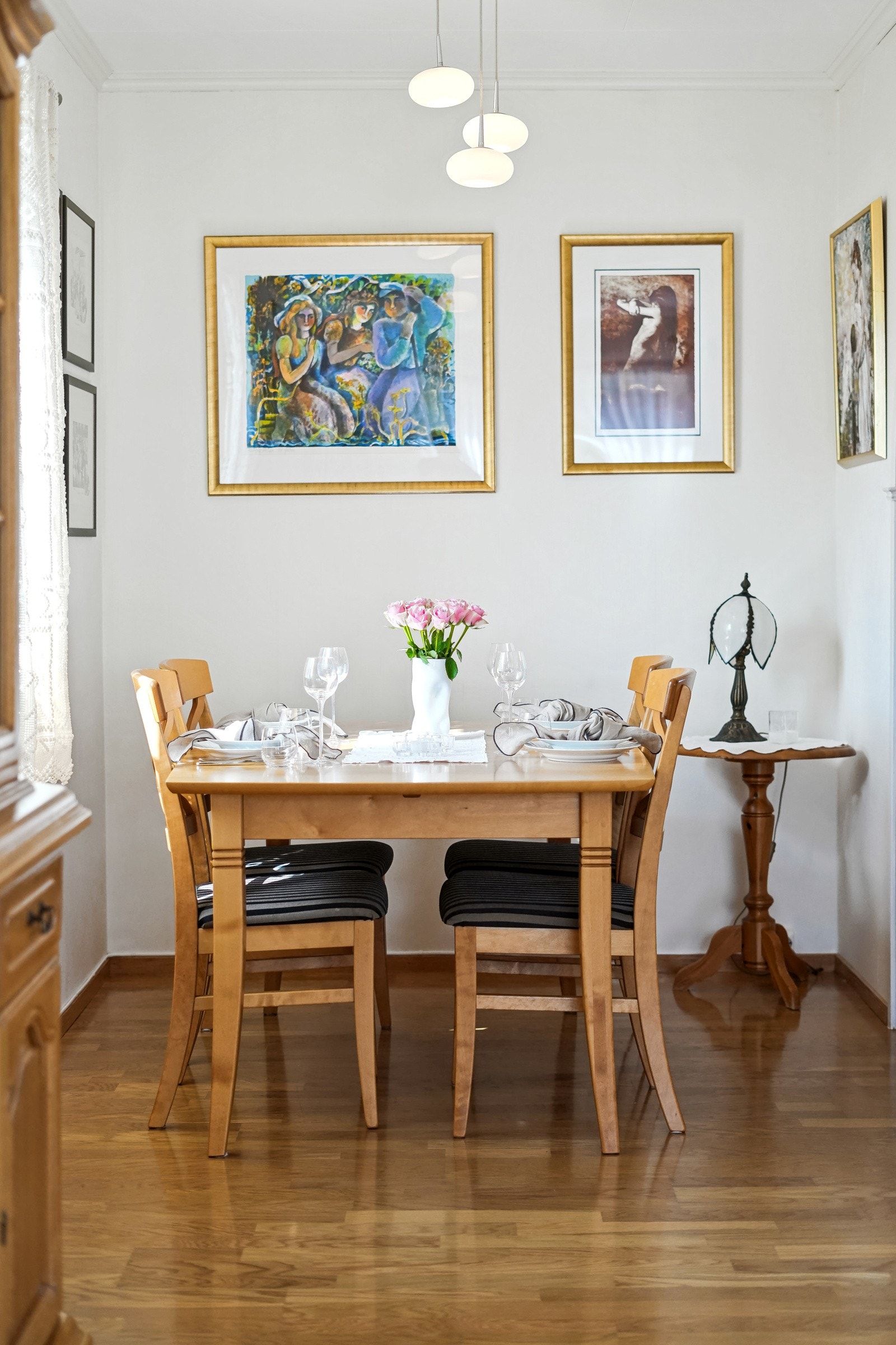 Spiseavdelingen er ideelt plassert mellom stue og kjøkken. Galleribilde