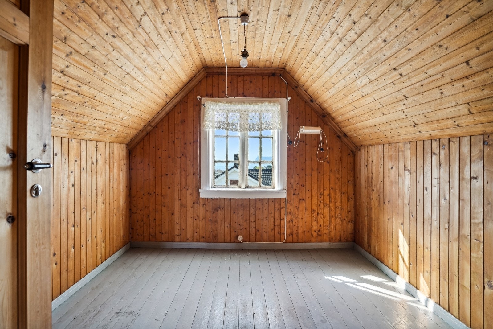 Rikelig med oppbevaringsplass i boligens hobbyrom/bod og store kneloft. Galleribilde