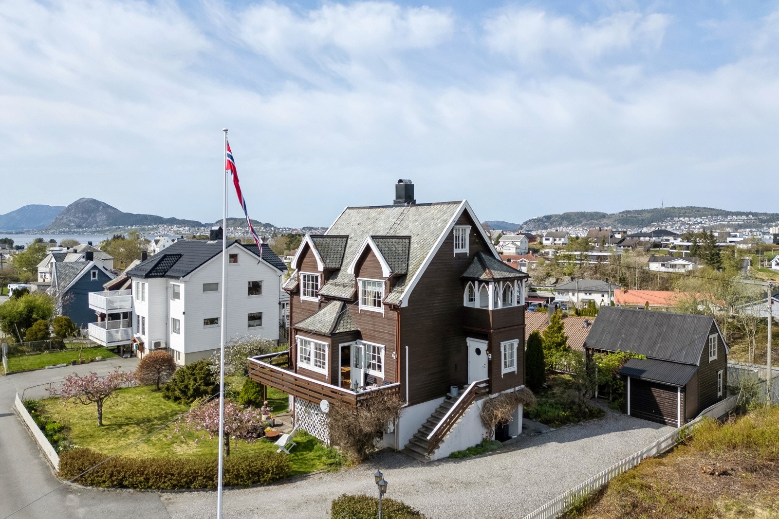 En sjarmerende og innholdsrik enebolig over 4 plan beliggende midt i Langevåg sentrum. Galleribilde