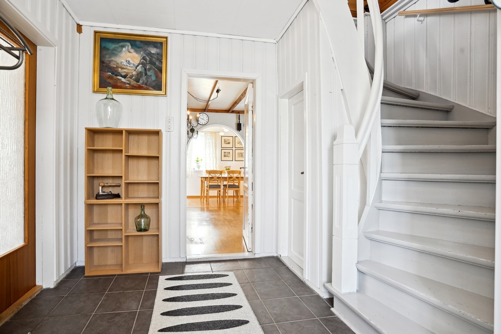 En lys og romslig hall ønsker deg velkommen. Like ved finner du stuen, kjøkkenet og en praktisk trappebod. Galleribilde