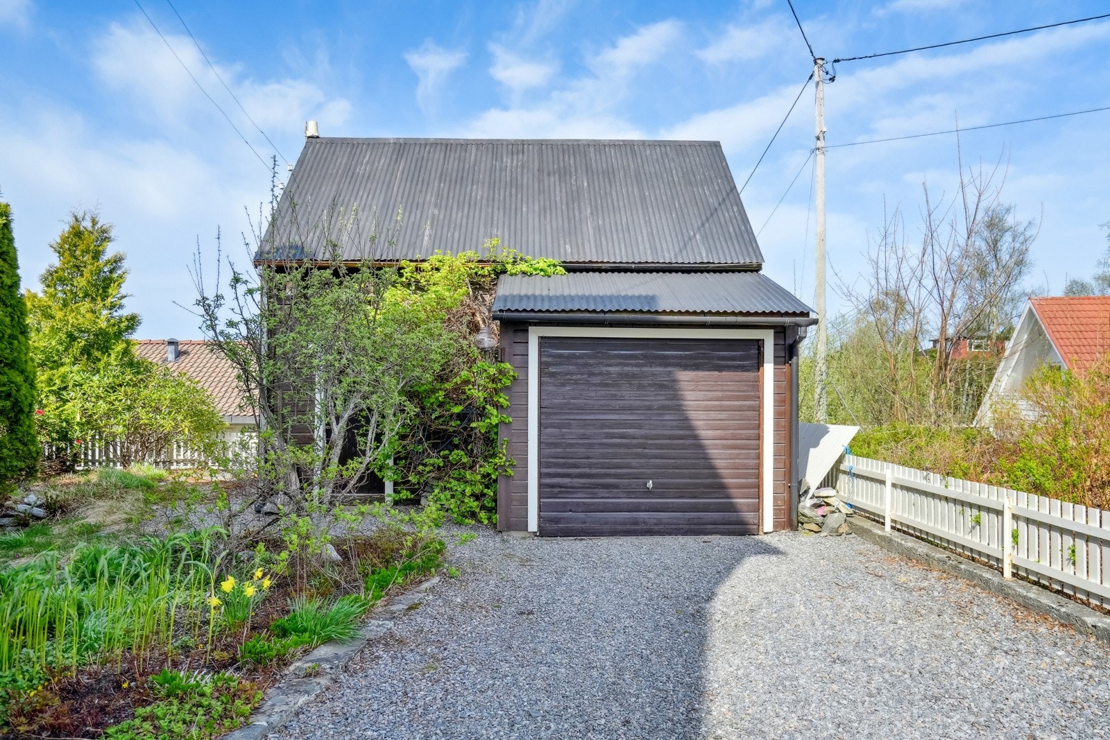 Flere parkeringsmuligheter på romslig oppstillingsplass og i garasje. Galleribilde