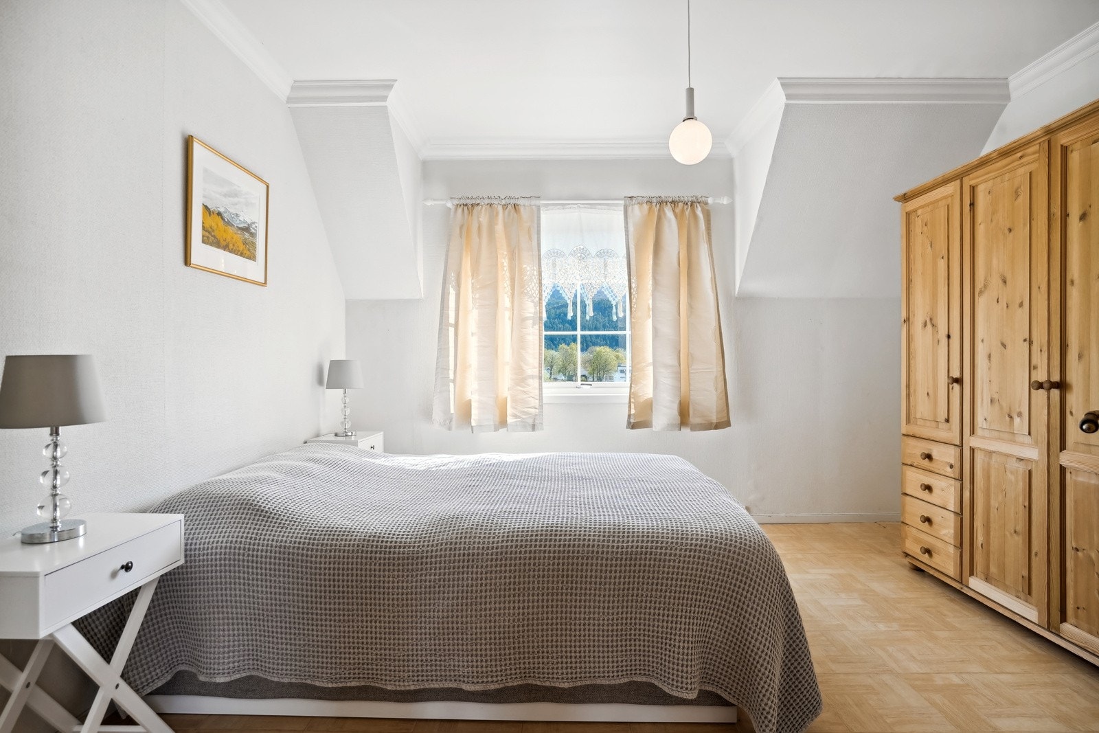 Stort hovedsoverom i 2. etasje med lyse veggflater og god plass til ønsket soveromsmøblement. Galleribilde