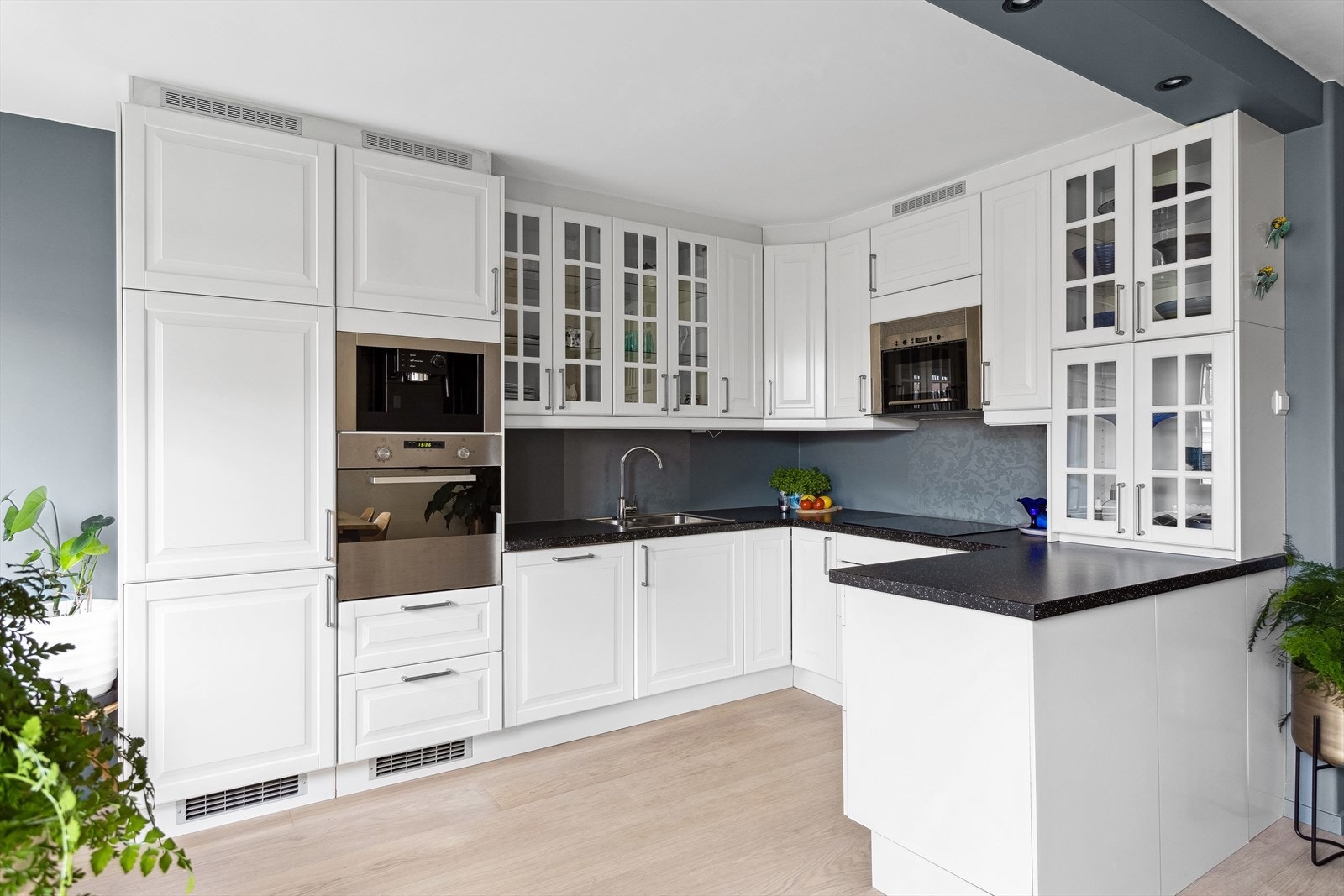 Innredningen har glatte/folierte fronter i tidløs utførelse. Galleribilde